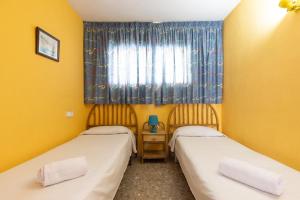 Postel nebo postele na pokoji v ubytování PARADIS 2 Planet Costa Dorada + 24 fotografií
