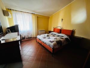 Habitación de hotel con cama y escritorio en Appartamento Girasole, en Girasole