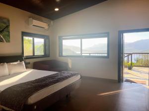 The Green Gate Resort Mulshi客房内的一张或多张床位