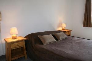 1 dormitorio con 1 cama con 2 lámparas en las mesas en Le Chastellan Double roomChambre Double en Péone
