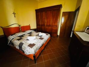 Un pat sau paturi într-o cameră la Appartamento Girasole