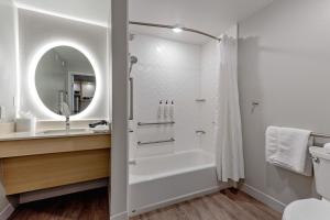Koupelna v ubytování TownePlace Suites by Marriott Pueblo Downtown