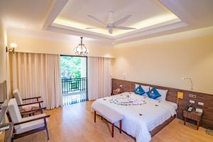 um quarto com uma cama grande e uma varanda em Saigon-Ba Be Resort em Ba Be18