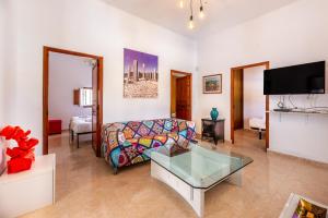 ein Wohnzimmer mit einem Sofa und einem TV in der Unterkunft Can Pep Ramon I in Sant Jordi