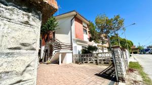dom z ceglanym chodnikiem obok płotu w obiekcie SE081 - Marotta, trilocale a 100 mt dal mare w mieście Marotta
