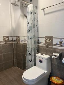 uma casa de banho com um WC e uma cortina de chuveiro em Villa - Hotel Nam Khang 2 Dalat em Da Lat