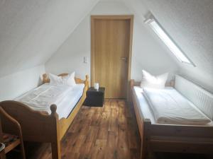 ヴォルフアッハにあるHotel Sonneのベッド2台付きの部屋、ドア付きの廊下