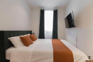 - une chambre avec un lit et une télévision à écran plat dans l'établissement Magnificent 5 Bedroom Apt in NYC!, à New York