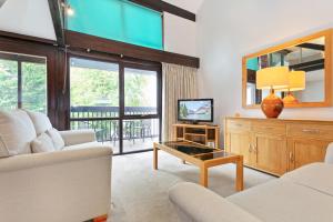 ein Wohnzimmer mit einem Sofa und einem TV in der Unterkunft Hapimag Burnside Park Apartments in Bowness-on-Windermere