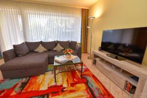 TV a/nebo společenská místnost v ubytování Haus "Luv und Lee" Appartement LUV32