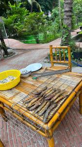 - une table en bois avec un bouquet de poissons dans l'établissement Tây Đô Homestay Cần Thơ, à Cái Răng
