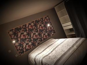 a bedroom with a wall with a picture of people at Maison vacances vendee in Saint-Étienne-du-Bois