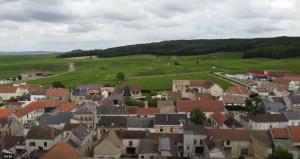 z góry widok na miasto z domami i polami w obiekcie Maison village vignoble avec balnéo w mieście Mailly-Champagne