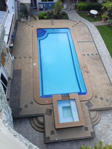 an overhead view of a large swimming pool at Elicon Suites in Tagbilaran City