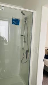 A bathroom at Unit 50 Accomodation, Petone