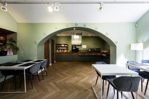 een restaurant met tafels en stoelen en een bar bij Home Aparthotel in Krakau