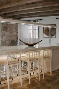 une salle à manger avec une table et des chaises blanches dans l'établissement Lesic Dimitri Palace, à Korčula