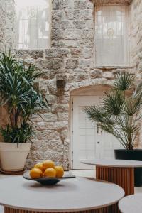 une table avec une plaque de citrons sur celle-ci dans l'établissement Lesic Dimitri Palace, à Korčula
