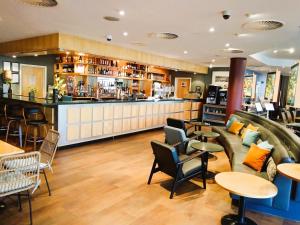 Lounge alebo bar v ubytovaní Future Inn Cardiff Bay