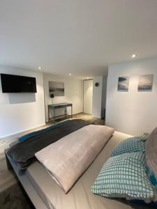 une chambre avec un grand lit avec une télévision à écran plat dans l'établissement Souterrain Wohnung in einer Stadtvilla, à Hagen