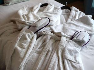Ein Bett oder Betten in einem Zimmer der Unterkunft Mercure Mont Saint Michel