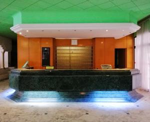 a building with a large lobby with a green ceiling at Hotel Jinene Resort in Sousse