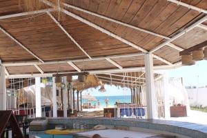 Hotel Jinene Resort في سوسة: بار على الشاطئ مع إطلالة على المحيط