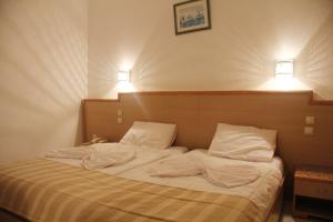 Una cama en un dormitorio con dos luces encima. en Hotel Jinene Resort, en Sousse