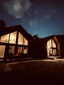 una casa di notte con le luci accese di Oxigen Dream a Rîşnov
