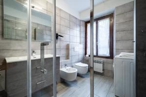 a bathroom with a toilet and a sink at Appartamento Squarà - con Vista Cascata, vicino Verona in Montorio Veronese +19 photos