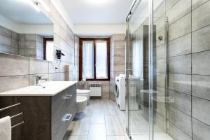 a bathroom with a sink and a toilet and a shower at Appartamento Squarà - con Vista Cascata, vicino Verona in Montorio Veronese