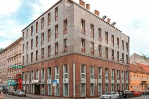 duży budynek z cegły przy ulicy miejskiej w obiekcie Hotel George Vienna w Wiedniu