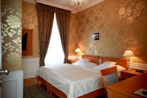 Habitación de hotel con cama y ventana en Zamecky Hotel Lednice en Lednice