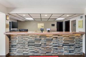 vestíbulo de oficina con mostrador de azulejos y recepción en Econo Lodge Augusta, Downtown, en Augusta
