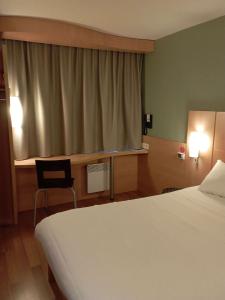 Postel nebo postele na pokoji v ubytování ibis les Etangs des Moines