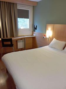 Postel nebo postele na pokoji v ubytování ibis les Etangs des Moines