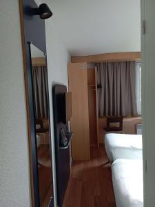 Postel nebo postele na pokoji v ubytování ibis les Etangs des Moines