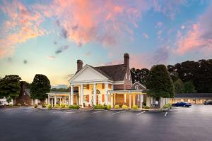 een gebouw met een parkeerplaats ervoor bij Rodeway Inn Historic in Williamsburg