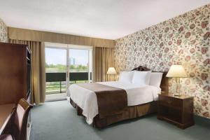 Letto o letti in una camera di Travelodge by Wyndham Niagara Falls Fallsview