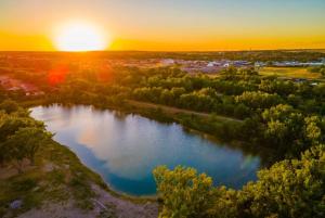 een luchtzicht op een meer bij zonsondergang bij Americinn by Wyndham Ogallala in Ogallala