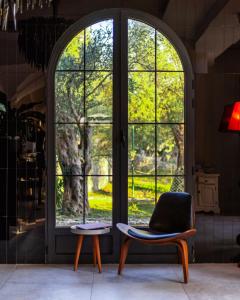 una camera con finestra ad arco e sedia di MASHTRA - The Olive House a Ulcinj