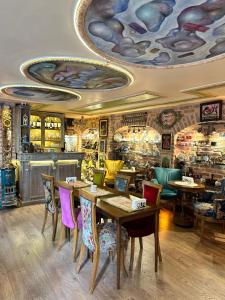 un restaurante con mesas y sillas en una habitación en Romantic Mansion, en Estambul