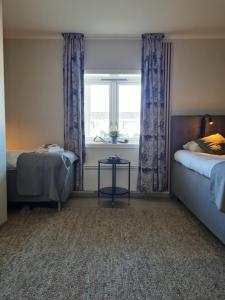 Voodi või voodid majutusasutuse Lofoten Værøy Bryggehotell AS toas