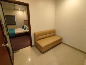Mały pokój z krzesłem i łóżkiem w obiekcie TIYANA INN w mieście Nagpur