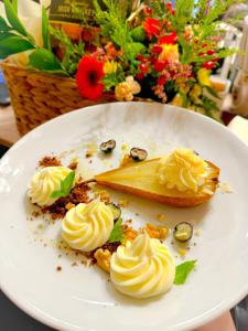 un piatto bianco con un dessert su un tavolo di Хотел-ресторант Алмонд a Karlovo