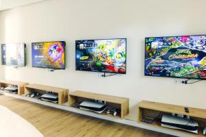 a room with four television screens on a wall at Hotel Jardín Tecina in Playa de Santiago