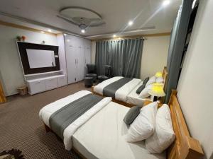 Gulta vai gultas numurā naktsmītnē Skardu Saraye Hotel & Resort