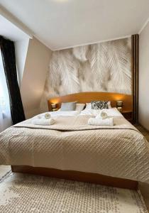 - une chambre avec un lit et 2 serviettes dans l'établissement Motel Petro, à Torzym
