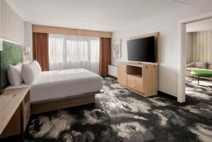 Habitación de hotel con cama y TV de pantalla plana. en DoubleTree by Hilton Poughkeepsie, en Poughkeepsie