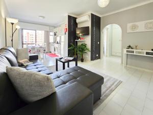 ポルティマンにあるApartment Praia Rocha Cinzaのソファとテーブルのあるリビングルーム